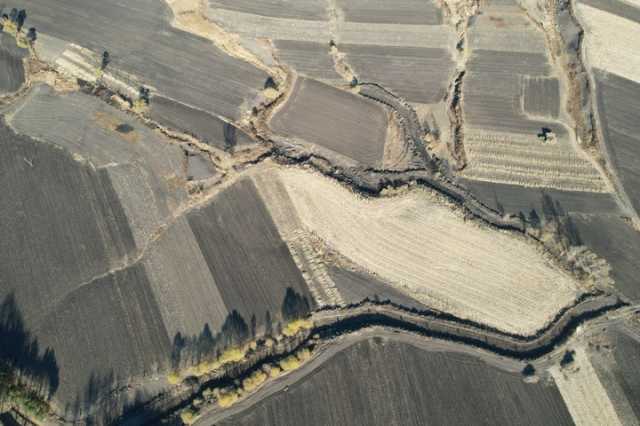 东北黑土地秋收一线：保护好“耕地中的