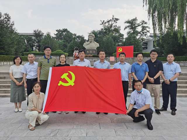 中国环境报快讯：山东省土壤污染防治中心党支部以机关企业结对共建，党旗插在治土一线