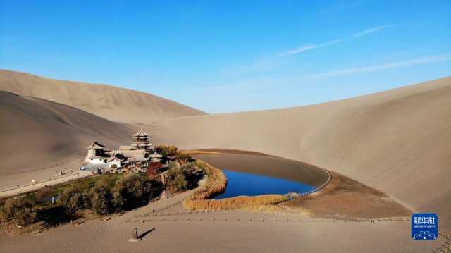 甘肃敦煌：秋色润鸣沙 月泉景如画