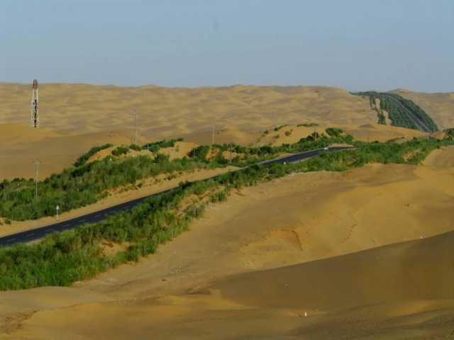 “死亡之海”建成全国首条零碳沙漠公路