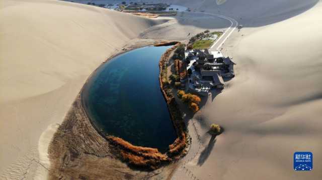 甘肃敦煌：秋色润鸣沙 月泉景如画